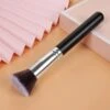 Merkloos Flat Foundation Brush | Zwart Zilver 2 Merkloos Flat Foundation Brush | Zwart Zilver -Cosmetica Winkel 1200x1192 11