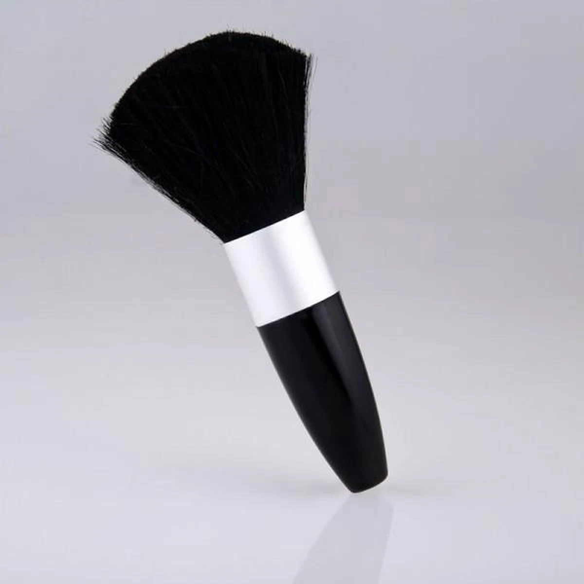 Lovely Pop Accessories - Poederkwast Van Synthetisch Haar - Zwart / Zilverkleur - 11 Cm. Lang - 1 Stuks In Blisterverpakking 3 Lovely Pop Accessories - Poederkwast Van Synthetisch Haar - Zwart / Zilverkleur - 11 Cm. Lang - 1 Stuks In Blisterverpakking