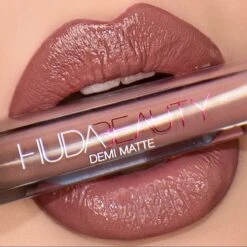 Huda Beauty Demi Matte Cream Lipstick - Révolutionnaire 14 Huda Beauty Demi Matte Cream Lipstick - Révolutionnaire -Cosmetica Winkel 1200x1200 65
