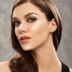 Maybelline Master Studio Strobing Highlighter Stick - 100 Light 19 Maybelline Master Studio Strobing Highlighter Stick - 100 Light -Cosmetica Winkel 1200x1200 959