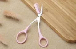 Without Lemons | Wenkbrauwschaar | Wenkbrauw Trimmer | Browshaper | BeautyTool | Gezichts Schaar | Dames| Ontharing | Design | Roze 10 Without Lemons | Wenkbrauwschaar | Wenkbrauw Trimmer | Browshaper | BeautyTool | Gezichts Schaar | Dames| Ontharing | Design | Roze -Cosmetica Winkel 1200x782 2