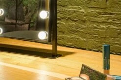 United Entertainment - Hollywood Spiegel Met 12 LEDs - 36x47,5 Cm - Zwart 19 United Entertainment - Hollywood Spiegel Met 12 LEDs - 36x47,5 Cm - Zwart -Cosmetica Winkel 1200x800 25