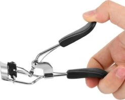 INTER-ESQUE® Wimperkruller Met Kam - Eyelash Curler + 5x Gratis Extra Siliconen Pad - Zwart/Zilver -Cosmetica Winkel 1200x955 3