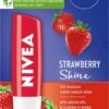 Nivea - Labello Strawberry Shine Lippenbalsem - 5,5 Ml Stick - Lipbalsem - Lipbalm - Lipverzorging - Verrijkt Met Shea Boter En Bio Jojoba Olie 1 Nivea - Labello Strawberry Shine Lippenbalsem - 5,5 Ml Stick - Lipbalsem - Lipbalm - Lipverzorging - Verrijkt Met Shea Boter En Bio Jojoba Olie -Cosmetica Winkel 750x1200
