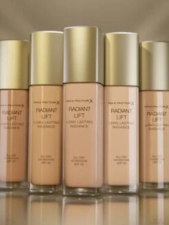 Max Factor Radiant Lift FD - 45 Warm Almond 22 Max Factor Radiant Lift FD - 45 Warm Almond -Cosmetica Winkel 900x1200 15