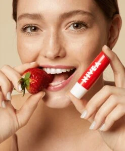 Nivea - Labello Strawberry Shine Lippenbalsem - 5,5 Ml Stick - Lipbalsem - Lipbalm - Lipverzorging - Verrijkt Met Shea Boter En Bio Jojoba Olie 13 Nivea - Labello Strawberry Shine Lippenbalsem - 5,5 Ml Stick - Lipbalsem - Lipbalm - Lipverzorging - Verrijkt Met Shea Boter En Bio Jojoba Olie -Cosmetica Winkel 990x1200 2